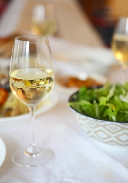 Persone Cucina Raffinata Frutti Mare Vino Bianco Sul Tavolo — Foto Stock