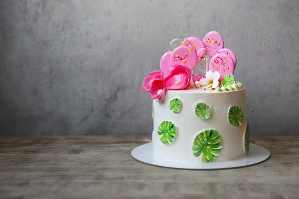 モンステラの休日のケーキは デザインを残します 熱帯の誕生日パーティーのインスピレーション ウェーハ紙の花とキャラメルのお菓子おいしいケーキ — ストック写真