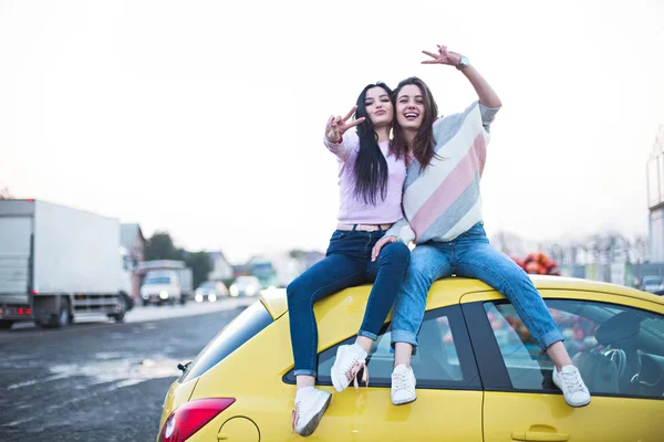 最高の女友達の自動車道で応援旅行夕暮れ時 休暇旅行の屋外の幸せな人々 肯定的なノスタルジックな感情旅行で友情のコンセプト トーンの写真 — ストック写真