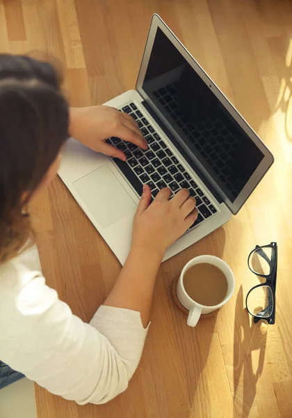 Ovanifrån Kvinnans Händer Att Skriva Laptop Knappsats Med Glasögon Och — Stockfoto