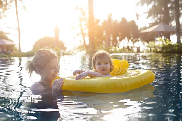 Nettes Kleines Mädchen Lernt Mit Mutter Pool Bei Sonnenuntergang Schwimmen — Stockfoto