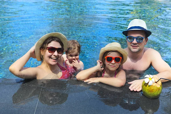 Joyeux Jeune Famille Avec Petits Enfants Amusant Ensemble Dans Piscine — Photo