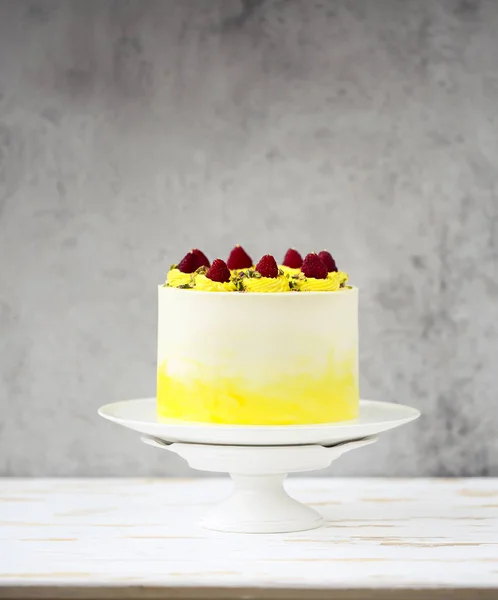 Bolo Aniversário Feliz Bonito Com Mascarpone Decorado Com Framboesa Pistache — Fotografia de Stock