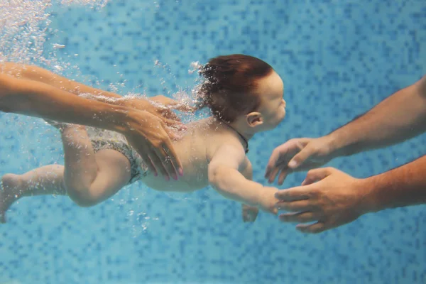 Ojciec Matka Nauczanie Małe Dziecko Pływanie Pod Wodą Basenie Wypadek — Zdjęcie stockowe