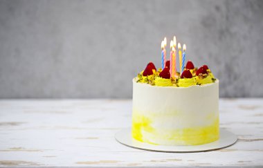 Güzel mutlu doğum günü pastası mascarpone ile ras ile dekore edilmiştir.