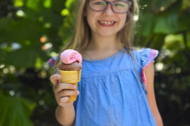 Sevimli küçük kız komik ifade dondurma koni ou holding ile