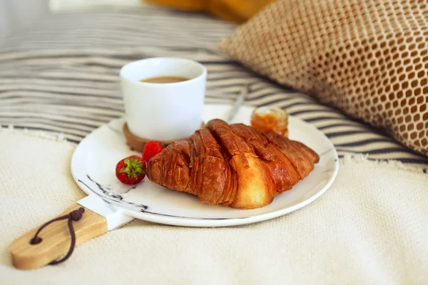 Ontbijt met croissant, koffie, aardbei en jam op het plat — Stockfoto