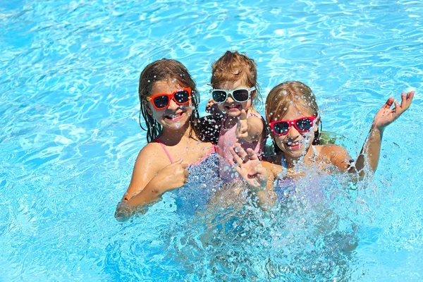 Chicas lindas jugando en la piscina. Vacaciones de verano y viajes —  Fotos de Stock