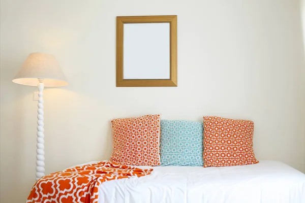 Wygodne poduszki na białe łóżko Dekoracja — Zdjęcie stockowe