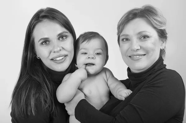 Grand-mère, fille et petite-fille sur portrait blanc, heureux — Photo