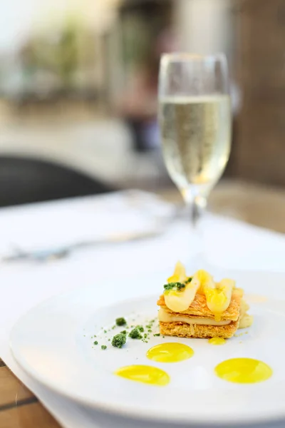 Bolo de leite com creme de limão no prato — Fotografia de Stock