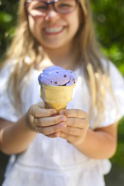 Söt liten flicka med roliga uttryck holding glass cone ou — Stockfoto