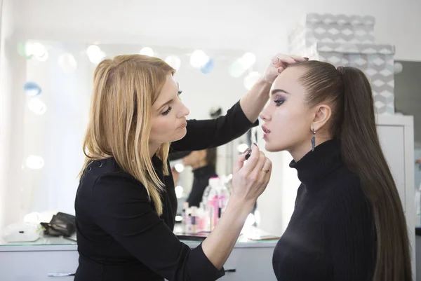 Επαγγελματική make up καλλιτέχνης κάνει μακιγιάζ στο σαλόνι ομορφιάς — Φωτογραφία Αρχείου