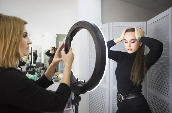 Make up artist scattare foto dal cellulare per il modello — Foto Stock