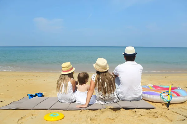 Viajes y concepto de vacaciones familiares —  Fotos de Stock