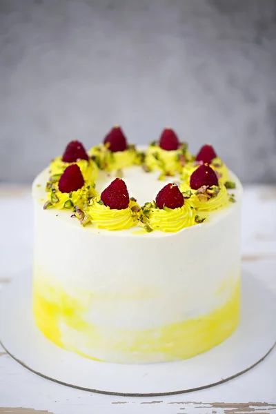 Bolo de aniversário feliz bonito com mascarpone decorado com ras — Fotografia de Stock