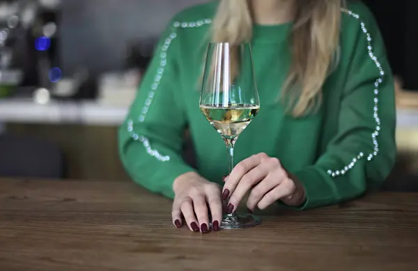 Imagem recortada de mulher segurando copo de vinho branco — Fotografia de Stock