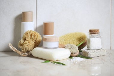 Yüz kremi, serum, losyon, nemlendirici ve deniz tuzu  