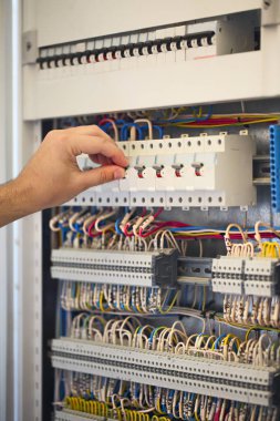 Ekipmanlarla çalışan erkek elektrikçi