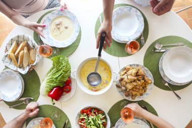 Tablo balık çorbası, salata ve tavuk kapatın. Üstten Görünüm