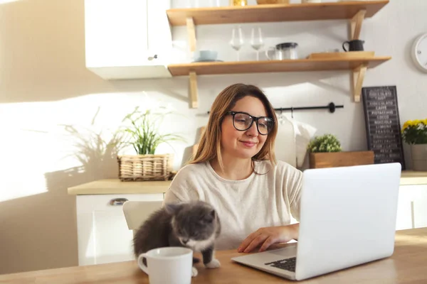 愛らしい子猫の使用魅力的な笑顔の女性 — ストック写真