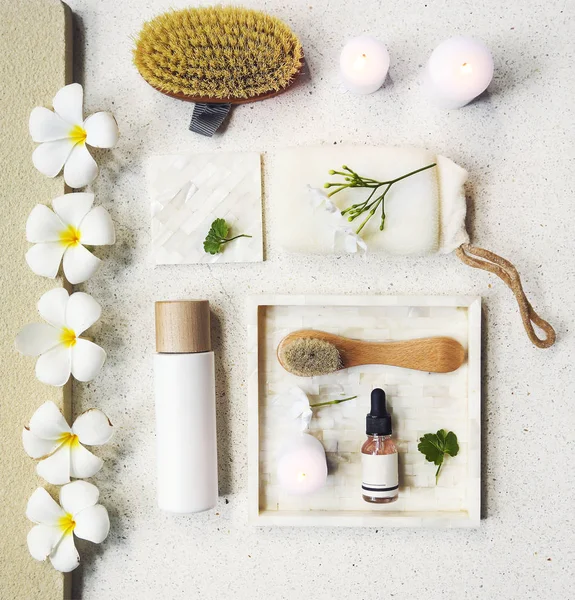 Crema facial, suero, loción, crema hidratante y aceite facial entre blanco — Foto de Stock