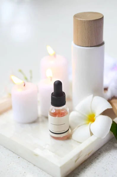 Gezicht crème serum, lotion, moisturizer en gezicht olie onder wit — Stockfoto