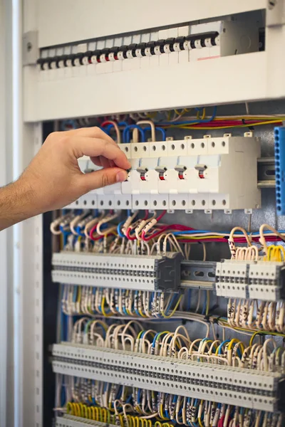 Eletricista masculino trabalhando com equipamentos — Fotografia de Stock