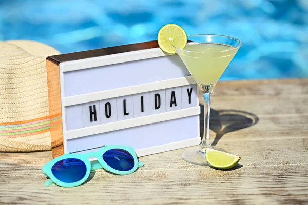 Light letterbox, hat, sunglasses and Daiquiri cocktail with lime — Stock Photo, Image