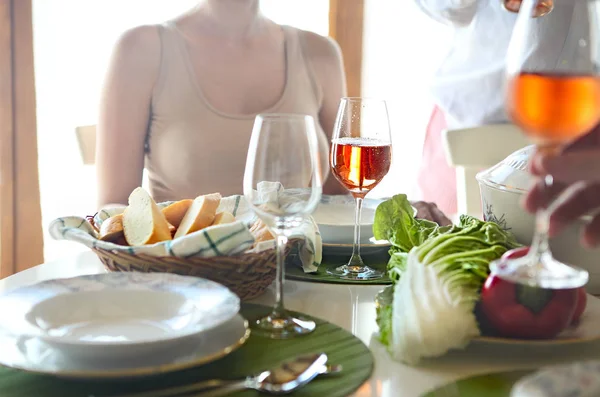 Tavolo con vino rosato, zuppa di pesce, insalata e chiken — Foto Stock