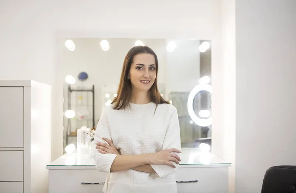 Maquillaje artista por el espejo en su estudio —  Fotos de Stock