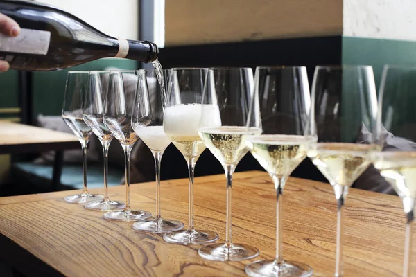 El camarero vierte champán en las copas —  Fotos de Stock