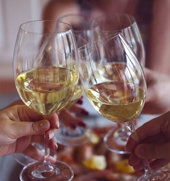 Tost beyaz şarap ile yakın çekim — Stok fotoğraf