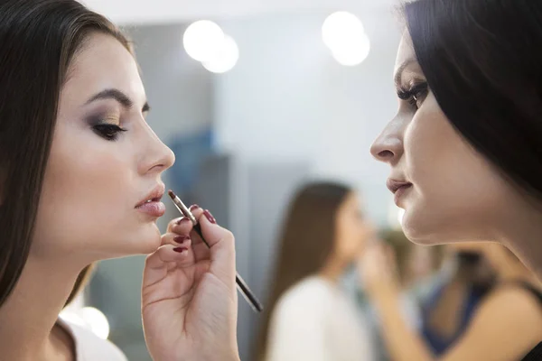 Επαγγελματική make up καλλιτέχνης κάνει μακιγιάζ στο σαλόνι ομορφιάς — Φωτογραφία Αρχείου