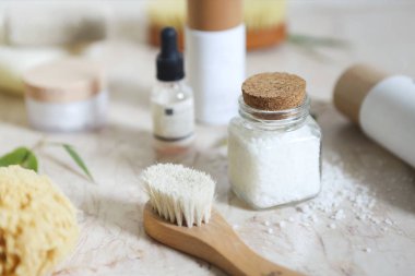 Yüz kremi, serum, losyon, nemlendirici ve deniz tuzu bambo arasında