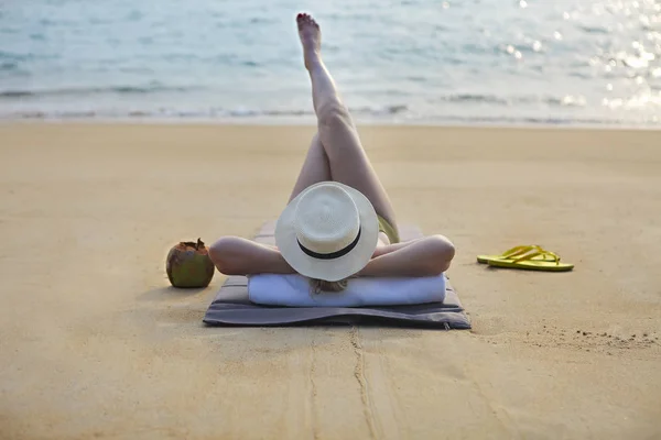 在帽子与椰子鸡尾酒在海滩上的妇女 — 图库照片