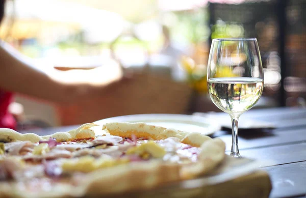 Pizza e vino bianco nel ristorante all'aperto . — Foto Stock