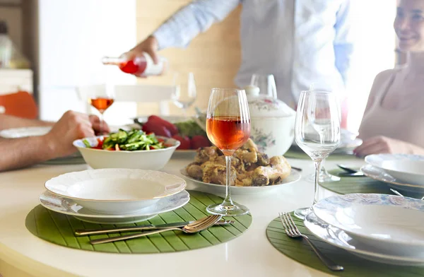 Mesa con vino de rosas, sopa de pescado, ensalada y chiken — Foto de Stock