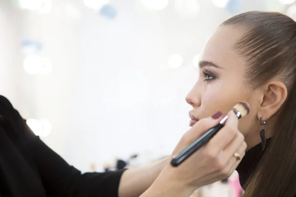 Szakmai make up művész csinál smink szépségszalonban — Stock Fotó