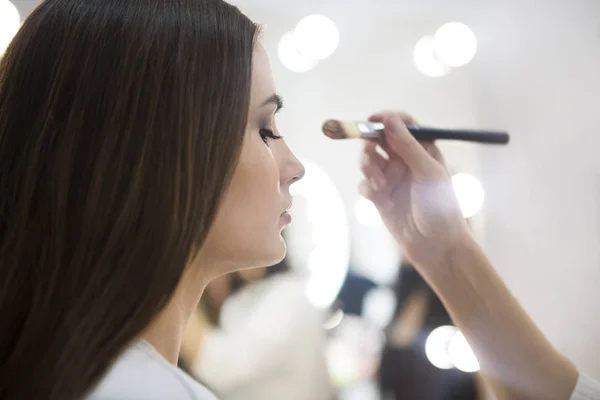 Profesionální make-up umělec dělá make-up v salonu krásy — Stock fotografie