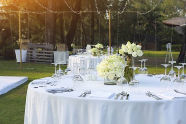 Yemek düğün tablo ile beyaz lotus ayarla 