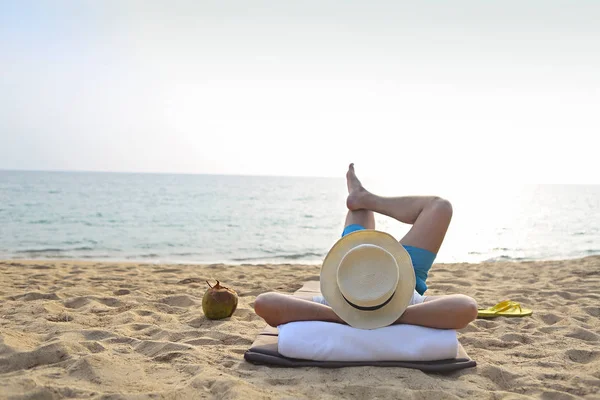 Mann mit Hut und Kokoscocktail am Strand — Stockfoto