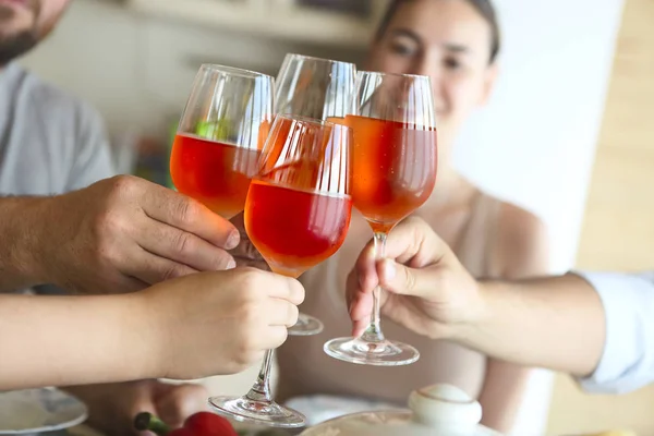 Primer plano de cuatro copas con vino de rosas que se tintinean juntas — Foto de Stock