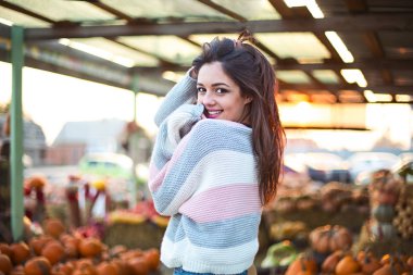 Sonbahar kabak yama Bac moda güzel genç kız