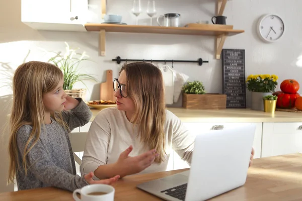 Mutter mit kleinem Mädchen benutzt Laptop in der Küche — Stockfoto