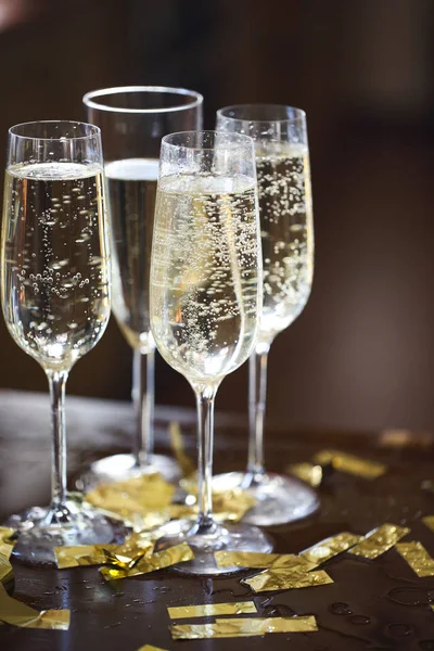 Flauti di Champagne in sfondo scintillante dorato con confetto dorato — Foto Stock