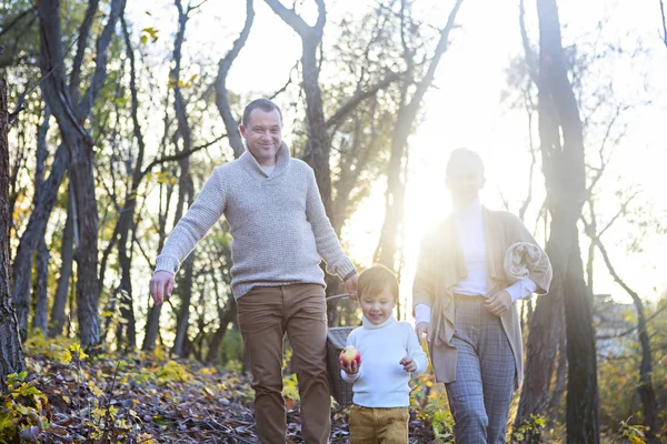 Gelukkige familie samen op herfst picknick in de avond — Stockfoto