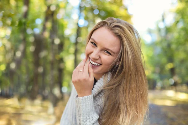Szczęśliwy blond dziewczyna stwarzające w Autumn Park — Zdjęcie stockowe