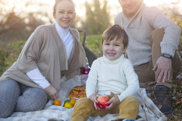 Lycklig familj tillsammans på höst picknick幸福的家庭一起在秋天的野餐 — Stockfoto