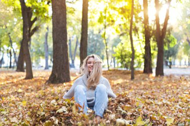 Sarı ağaçlar artalan sonbahar parkta poz mutlu sarışın kız